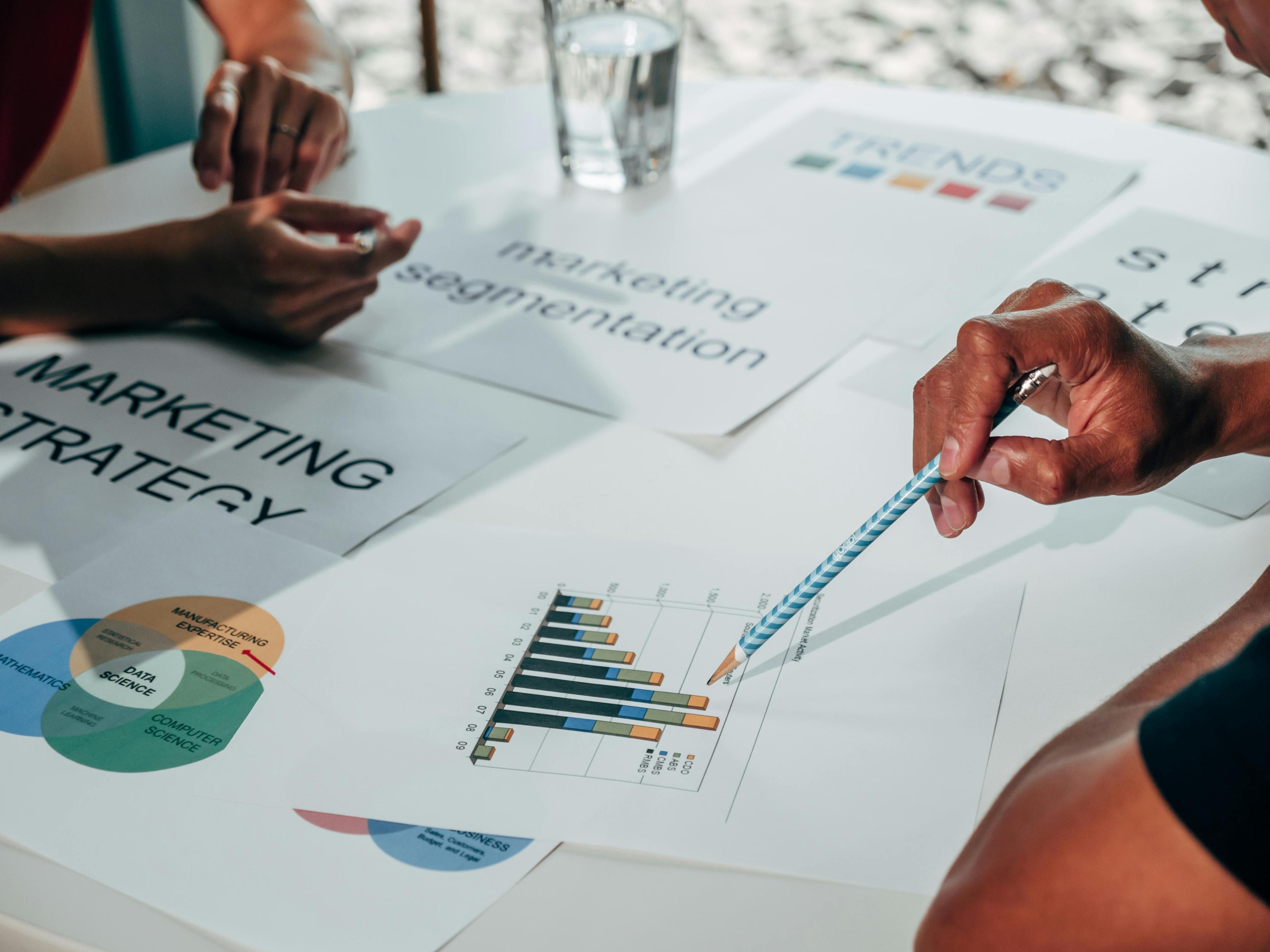 Agência de Performance vs. Agência de Marketing Tradicional: Qual a Melhor para sua Concessionária?